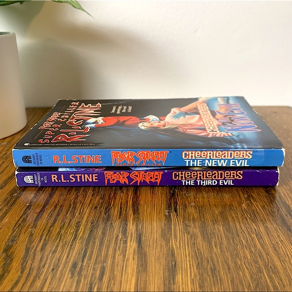 🎃2 R.L. Stine Cheerleader Series Books🎃 RETRO 1992 and 1994 - Picture 3 of 10